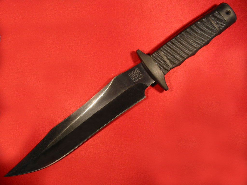 The rare SOG Midnight Tigershark against a red background (Photo: janszky.hu/knife/knife.htm#) 