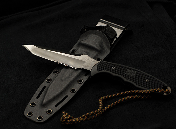 SOG X-42 Recondo with its kydex sheath. (Photo:"K.W. - Flickr)