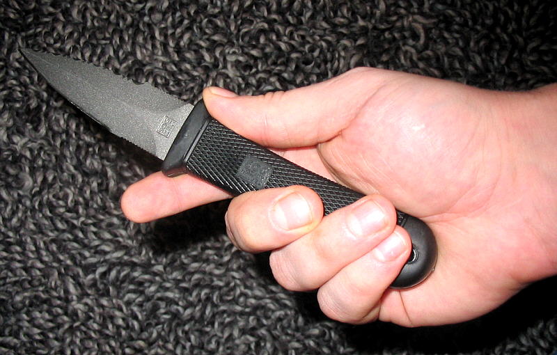 SOG Mini Pentagon thumb grip (Photo:nesusvet.narod.ru/txt/knife/knife_sog_mini_pentagon.htm)
