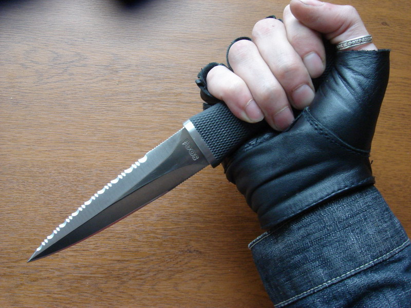 Reverse grip of the SOG Pentagon...  Dagger (Photo:"SkaaRj" - guns.ru)